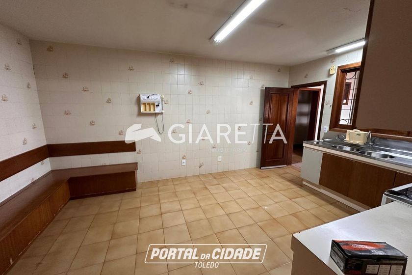 Casa &agrave; venda - 300m&sup2; - CENTRO