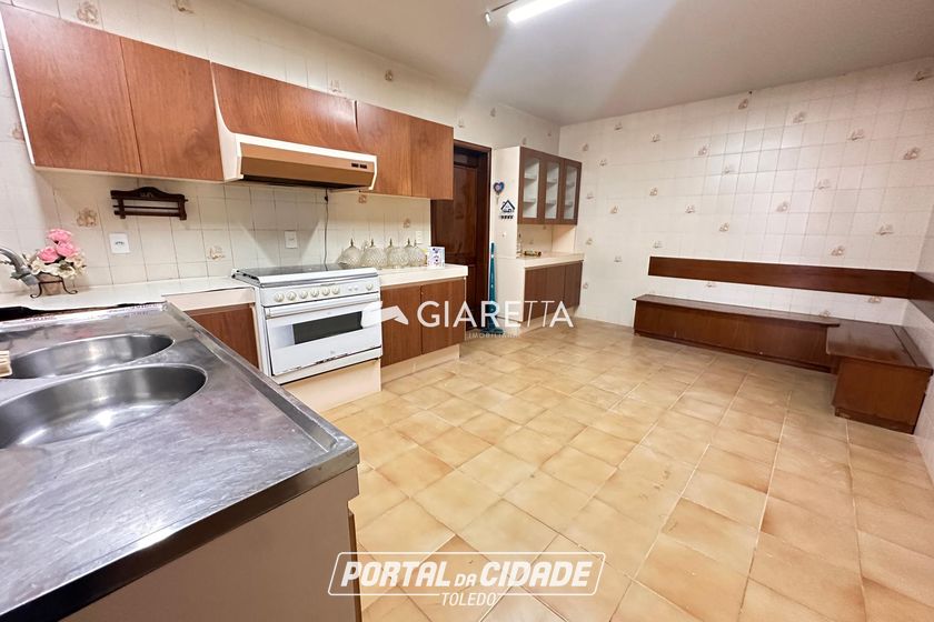 Casa &agrave; venda - 300m&sup2; - CENTRO
