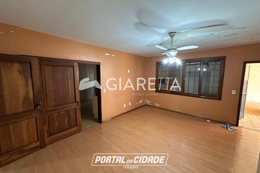Casa &agrave; venda - 300m&sup2; - CENTRO
