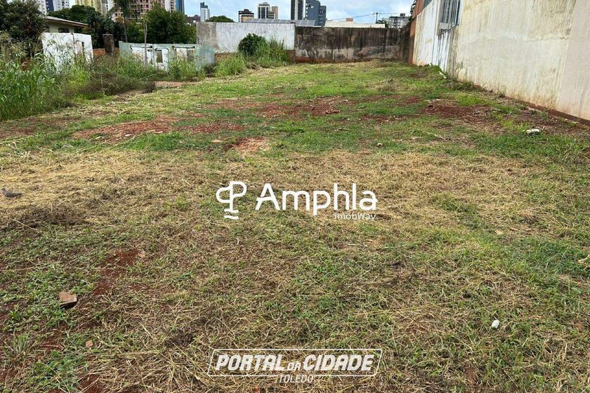 Terreno &agrave; venda - 660m&sup2; - Centro