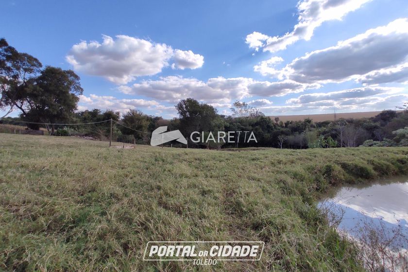Ch&aacute;cara &agrave; venda - 920m&sup2; - ZONA RURAL