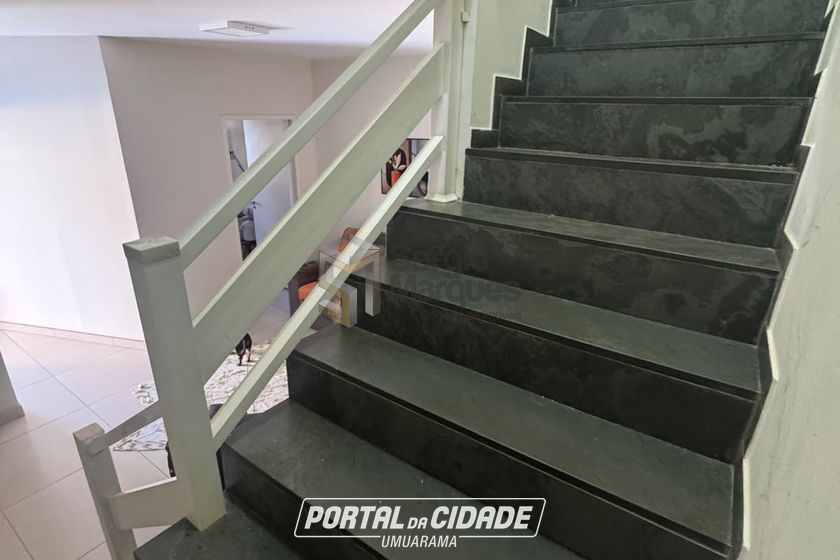 Sobrado &agrave; venda - 238m&sup2; - Zona 2
