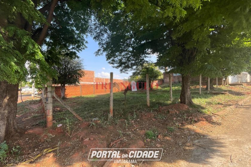 Terreno &agrave; venda - 305m&sup2; - CENTRO