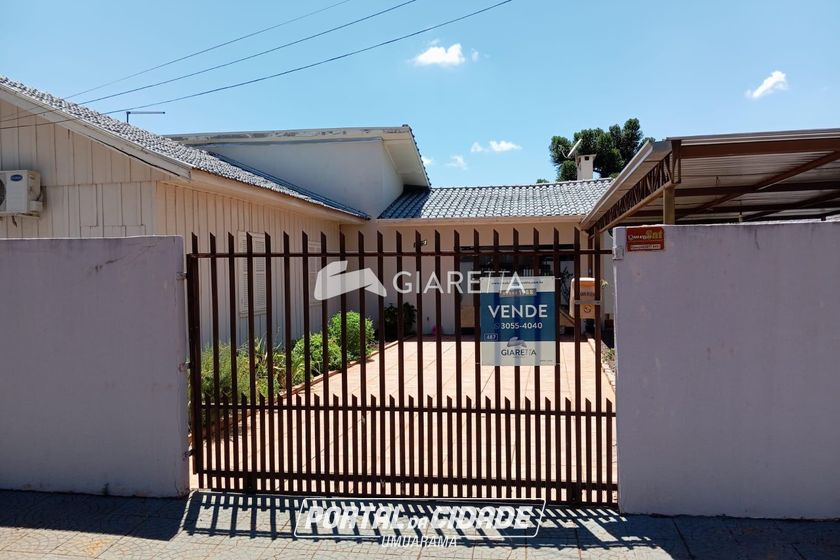 Casa &agrave; venda - 210m&sup2; - CENTRO