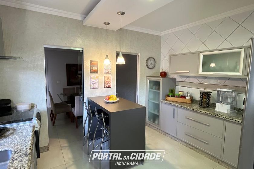 Sobrado &agrave; venda - 245m&sup2; - Zona II