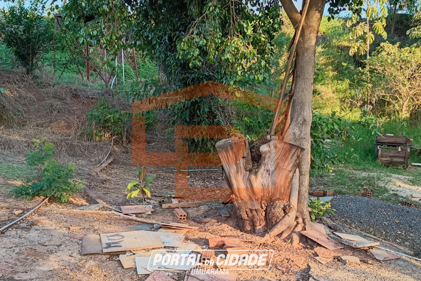 Terreno &agrave; venda - 198m&sup2; - &Aacute;rea Urbana