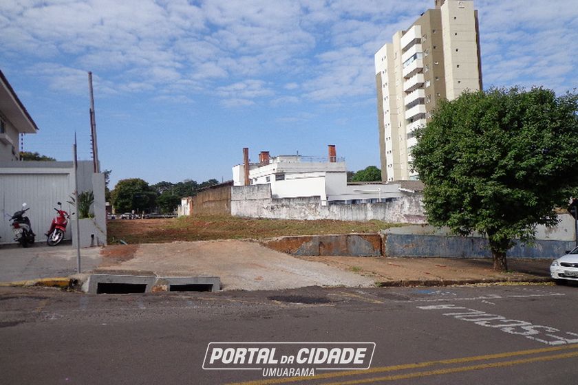Terreno &agrave; venda - 1631m&sup2; - Zona 1