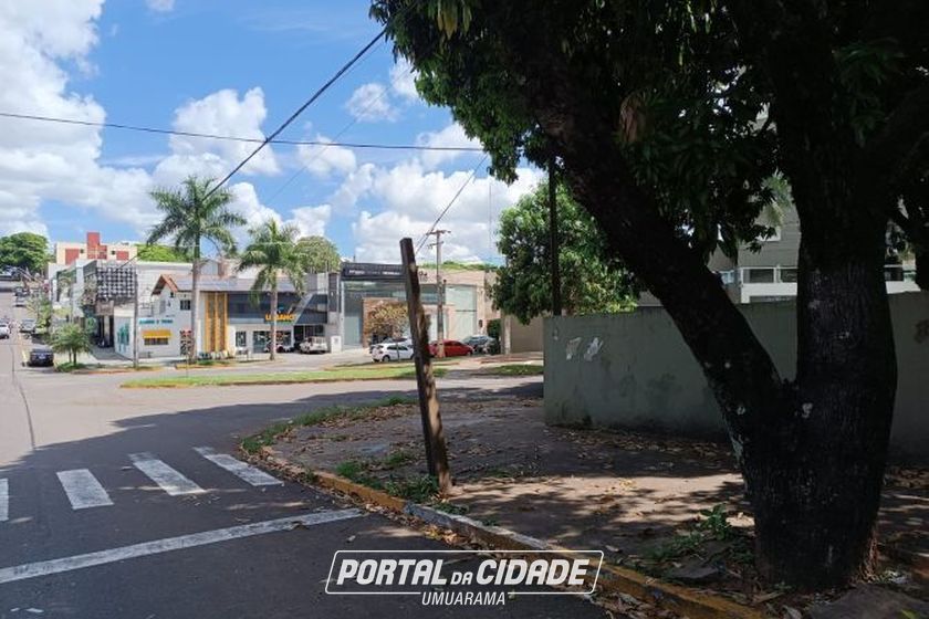 Sal&atilde;o Comercial &agrave; venda - Zona I