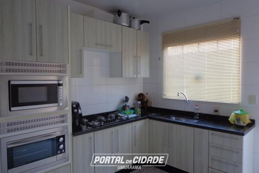 Sobrado &agrave; venda - 200m&sup2; - Zona 1