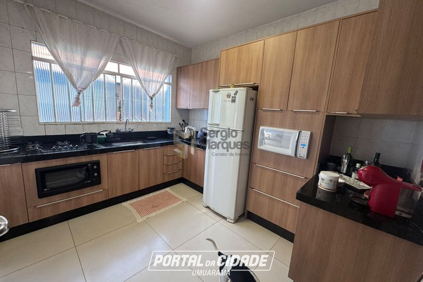 Sobrado &agrave; venda - 238m&sup2; - Zona 2