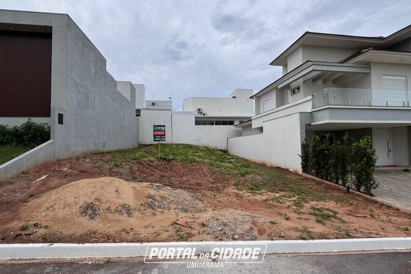 Terreno &agrave; venda - 240m&sup2; - -