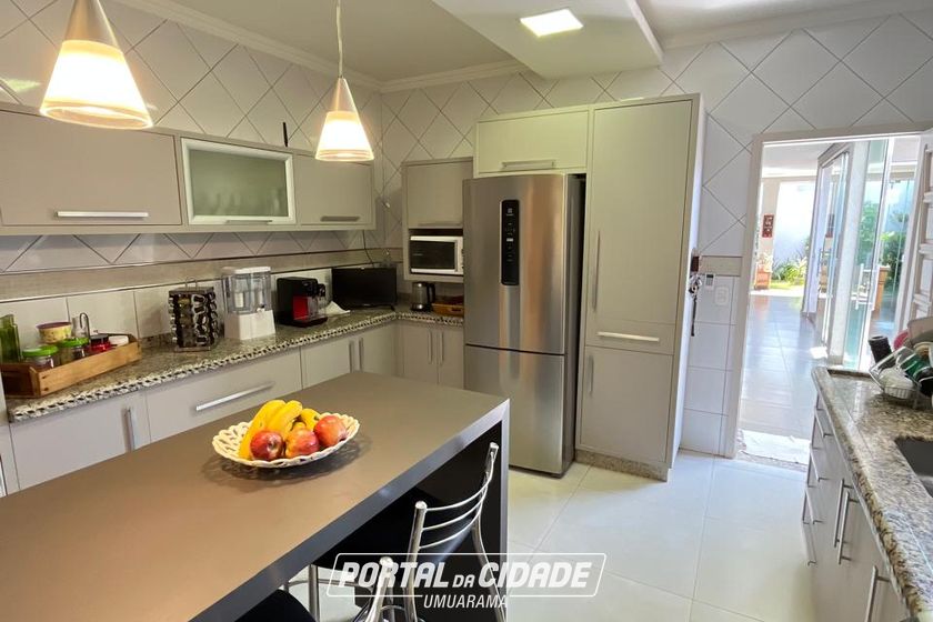 Sobrado &agrave; venda - 245m&sup2; - Zona II