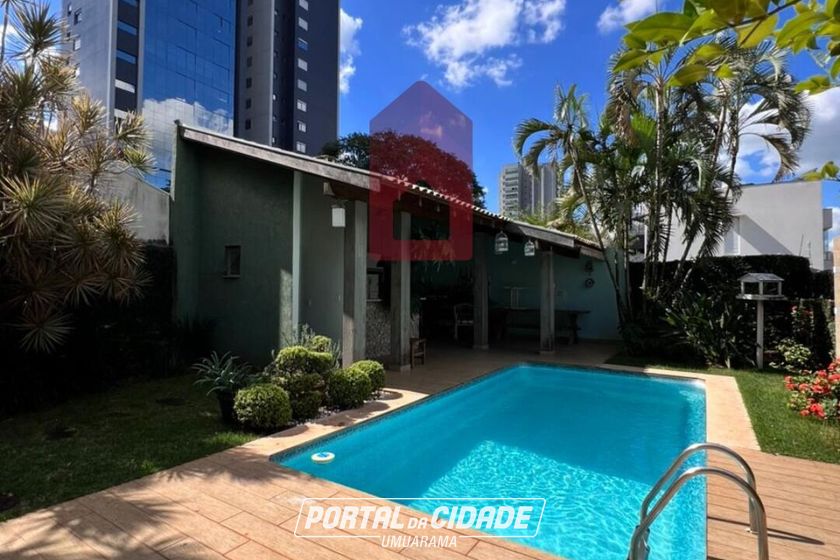 Casa &agrave; venda - 700m&sup2; - Centro