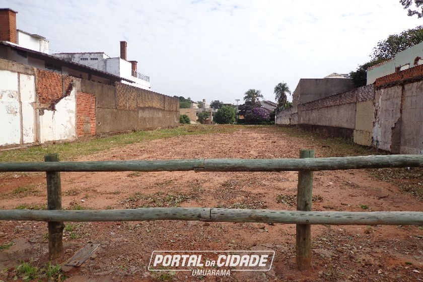 Terreno &agrave; venda - 1631m&sup2; - Zona 1