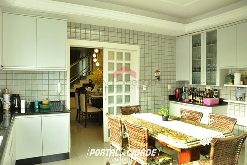 Sobrado &agrave; venda - 218m&sup2; - Zona II