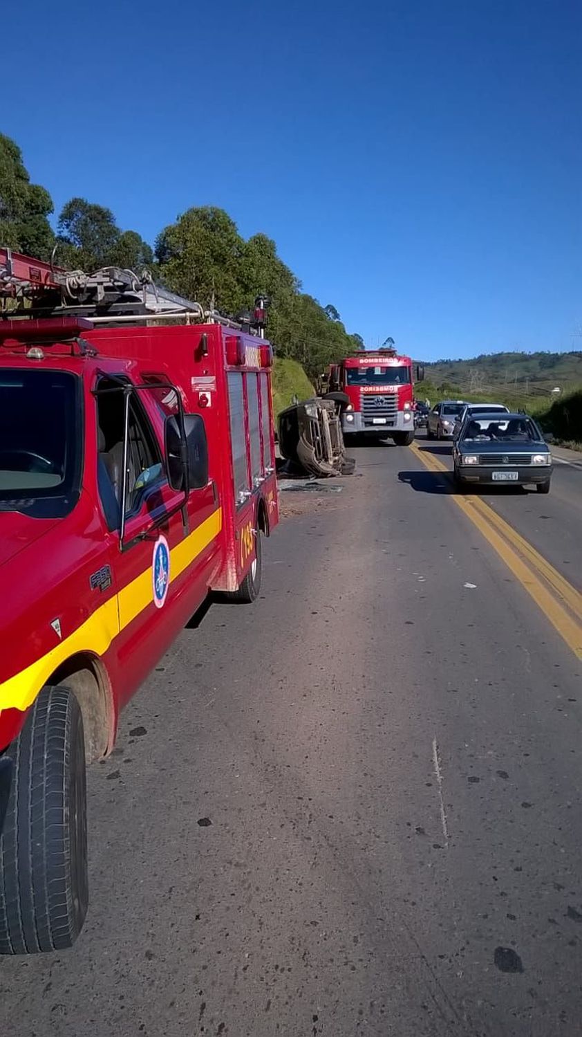 Carro com 4 pessoas capota na Rodovia do Contorno em Poços de Caldas