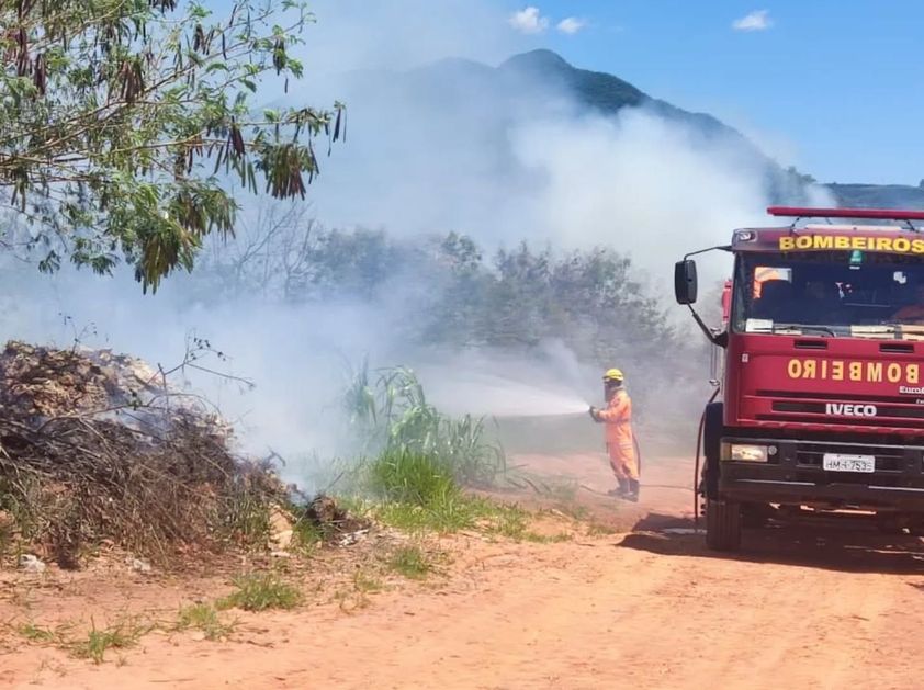 Incêndio destrói 30 mil m² de vegetação no Jardim Itália, em Andradas