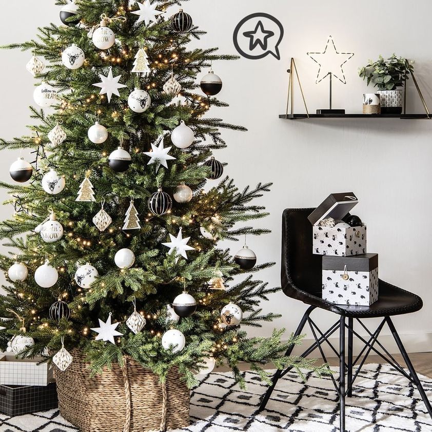 Árvore de Natal: como decorar, ideias e dicas criativas em 2023  Árvores  de natal decoradas, Decoração de arvore de natal, Decoração de natal