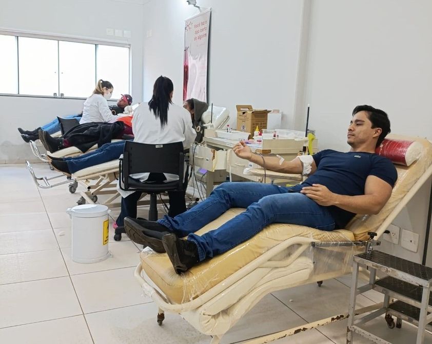Moradores de Caarapó enfrentam o frio e doam sangue em Dourados Moradores de Caarapó enfrentam o frio e doam sangue em Dourados