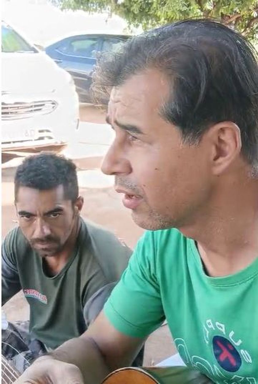 Caarapó: Catador pede latinhas no lixo e ganha violão para recomeçar a vida pela música Caarapó: Catador pede latinhas no lixo e ganha violão para recomeçar a vida pela música