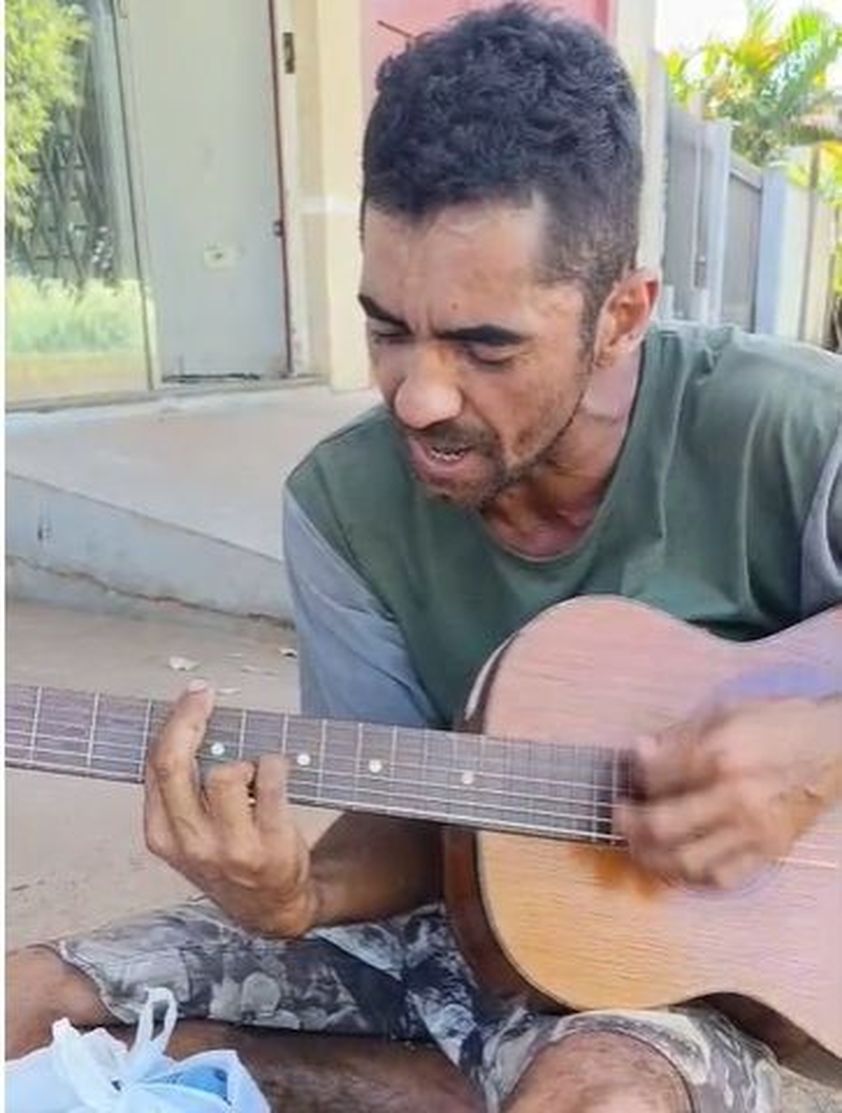 Caarapó: Catador pede latinhas no lixo e ganha violão para recomeçar a vida pela música Caarapó: Catador pede latinhas no lixo e ganha violão para recomeçar a vida pela música