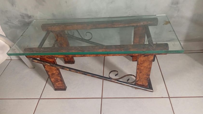 Revivi coloca à venda móveis artesanais produzidos em ferro e madeira