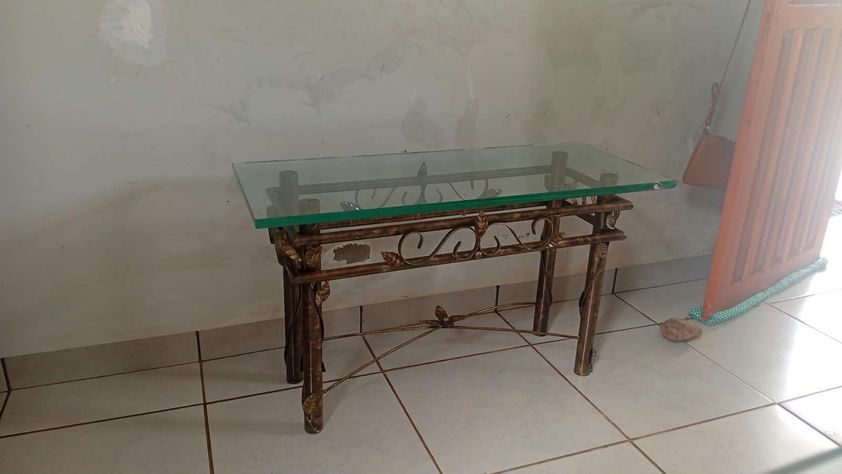 Revivi coloca à venda móveis artesanais produzidos em ferro e madeira
