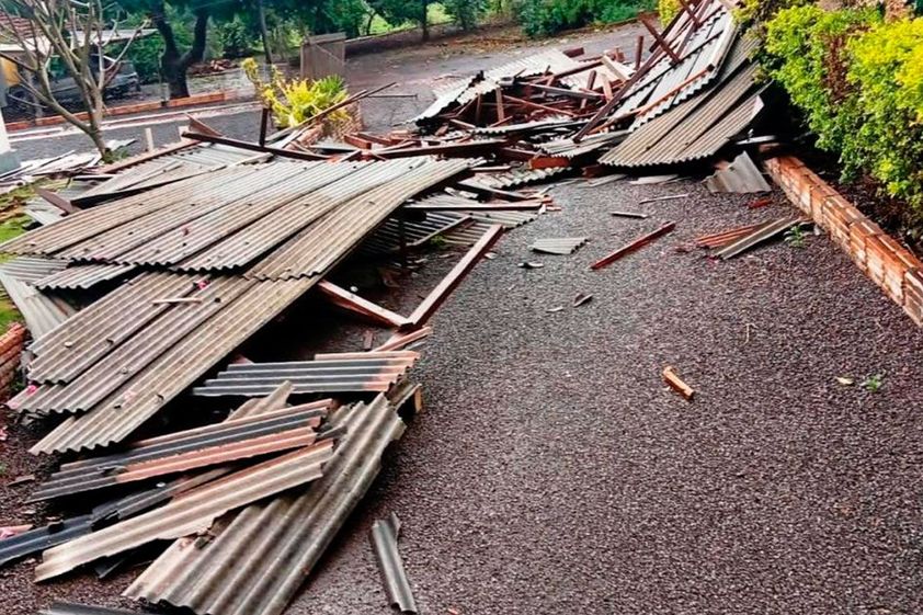 Chiqueirão é destruído por temporal no interior; prejuízo é estimado em R$ 1,5 milhão