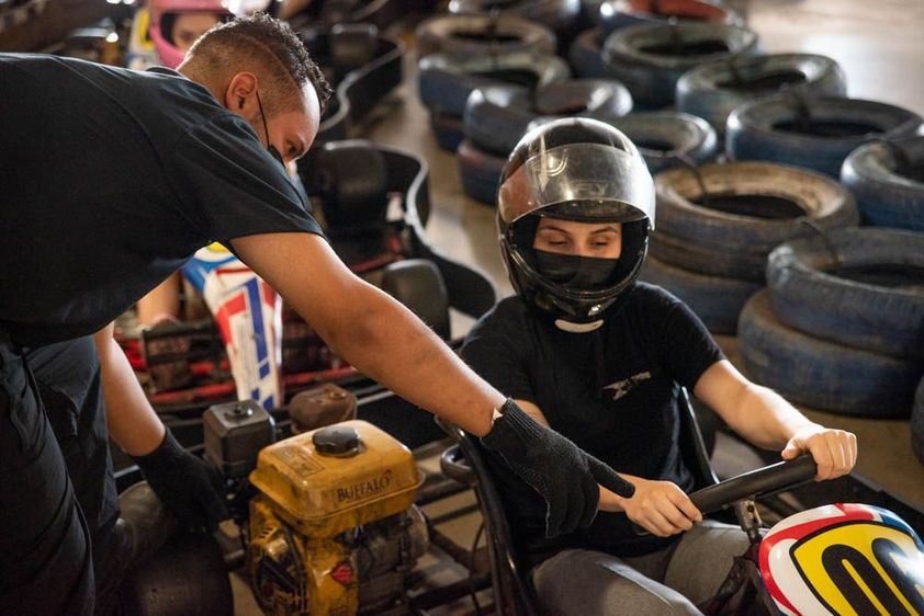 Pilotos de kart aceleram em corrida este fim de semana