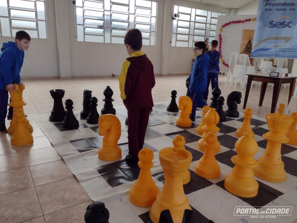 Torneio de Xadrez Rápido movimenta oito escolas da região