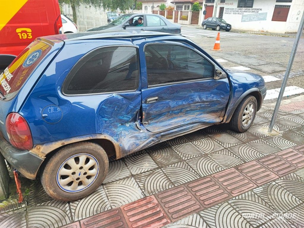 Gestante é encaminhada ao hospital após colisão entre dois veículos no  centro