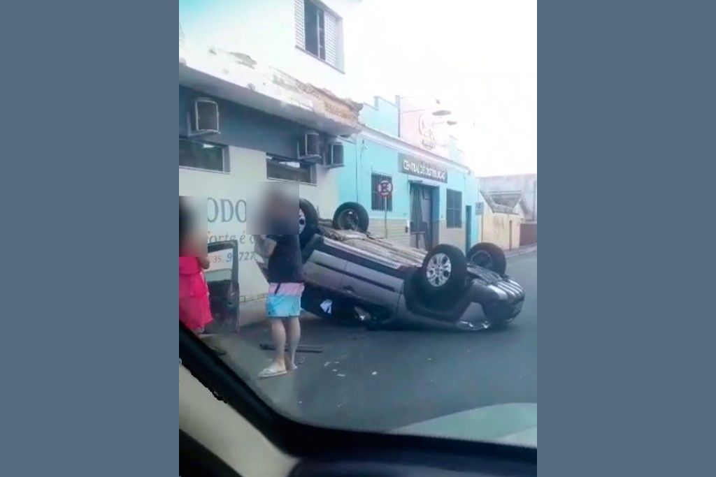 VÍDEO: Imagens mostram momento em que viatura é atingida por carro