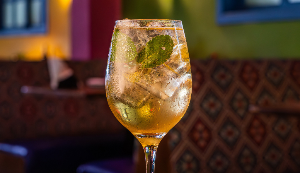 Aprenda a preparar dois drinks refrescantes para curtir no verão