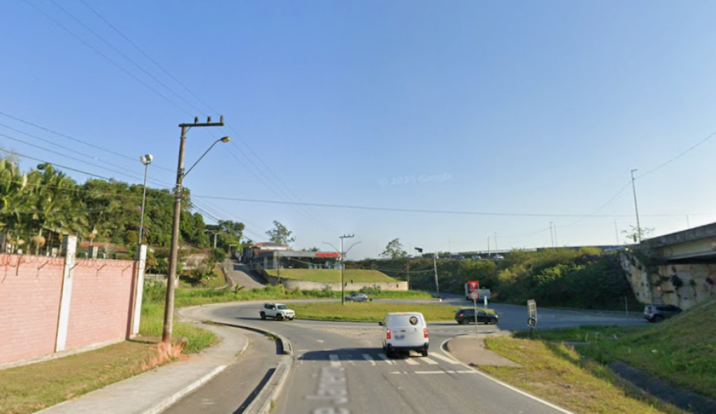Obras de rotatória interditam trecho da rua 1º de Janeiro neste domingo