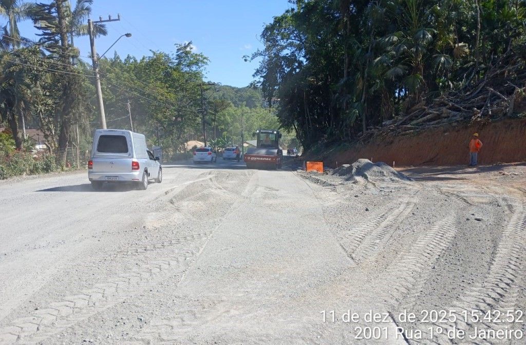 Trânsito fica em siga e pare na rua 1º de Janeiro
