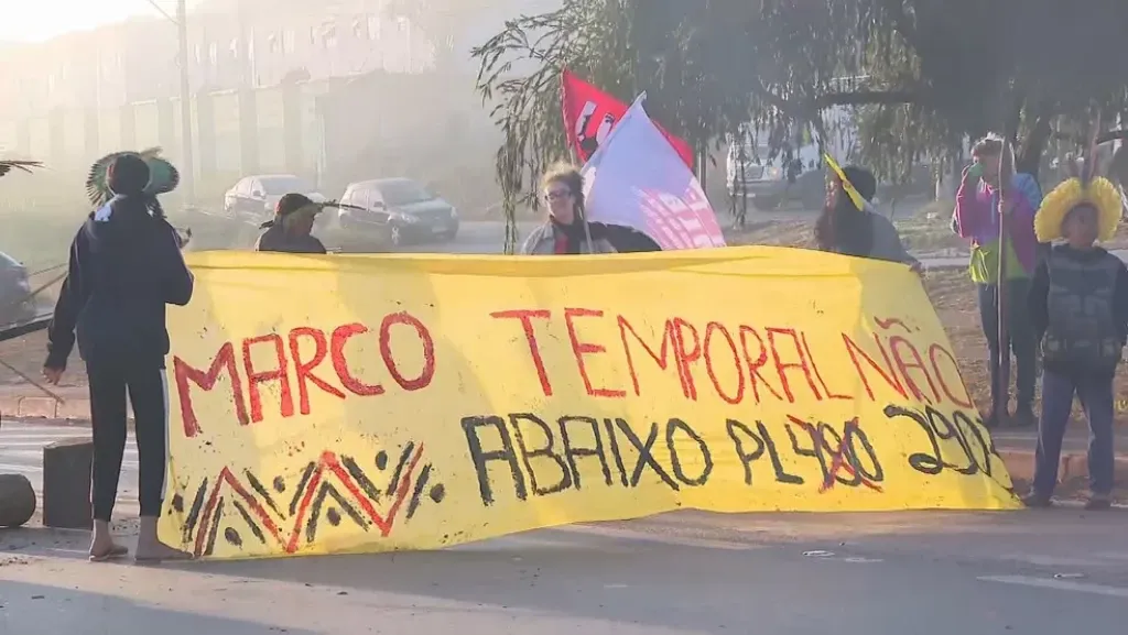 Moradores de Brumadinho fecham entrada da cidade em protesto