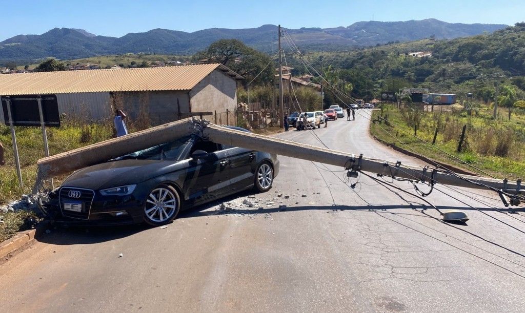 [Vídeo] Carro bate e derruba poste em acidente automobilístico em ...