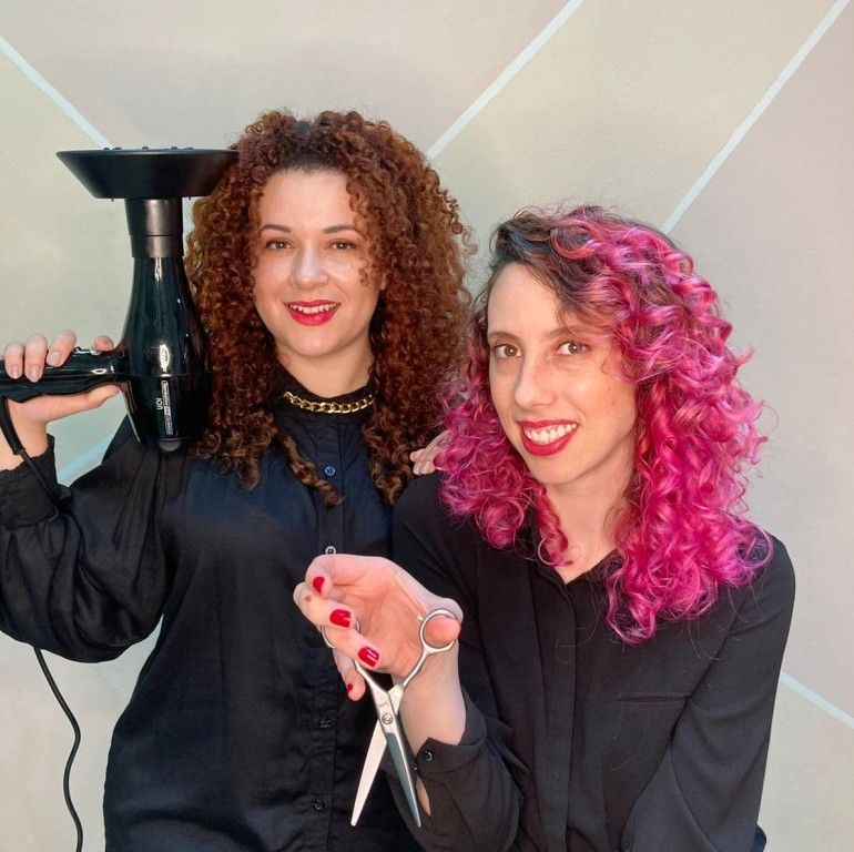 Duas Amigas Sob Um Secador De Cabelo Vintage Na Cabeleireira