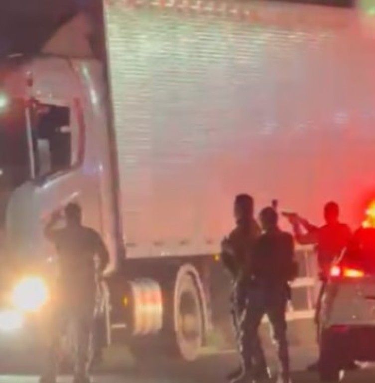 Motorista é preso após arrastar motocicleta sob caminhão e fugir da PM ...