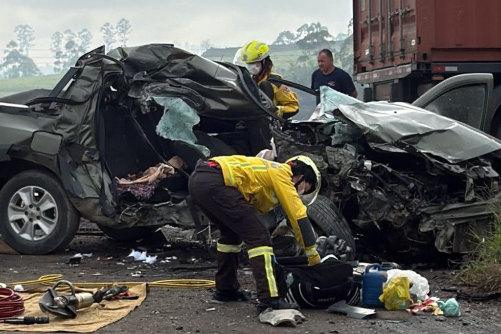 Mãe e filha morrem em grave acidente entre carro e carreta na BR-470