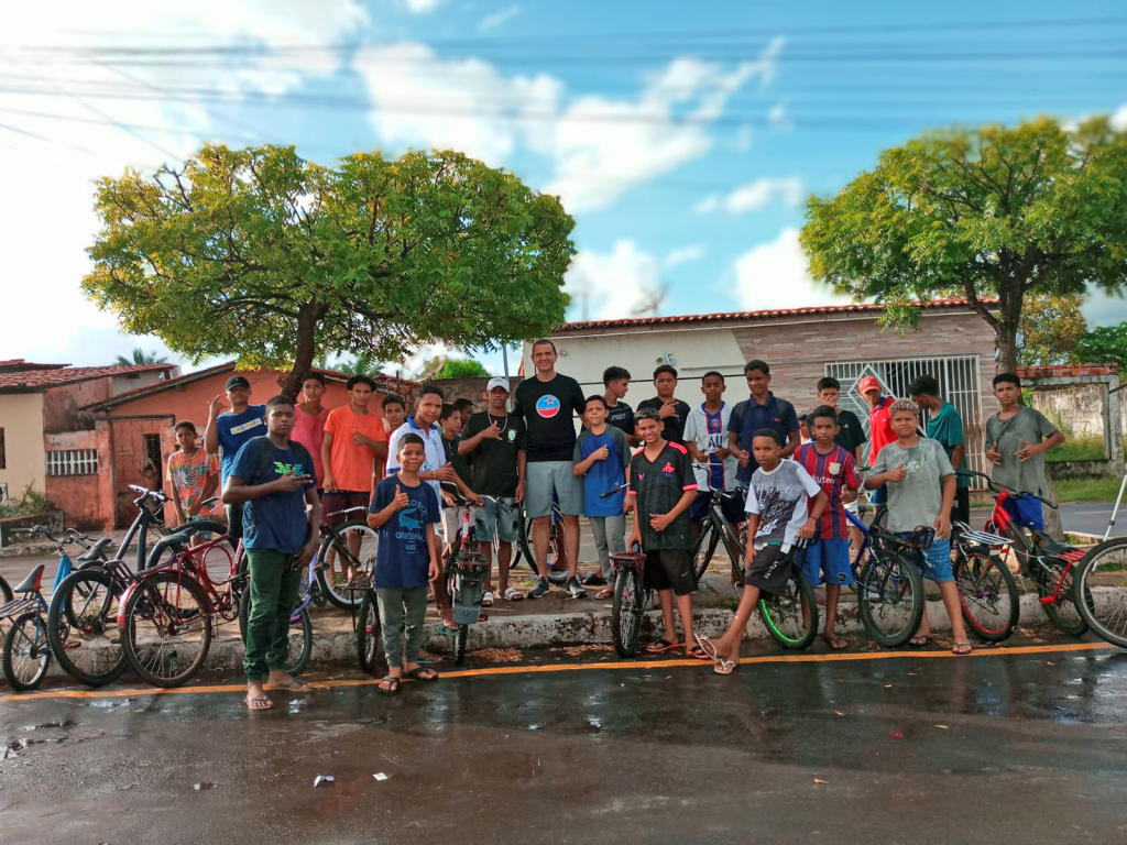 MENINA NO GRAU DE BIKE SEM A MÃO