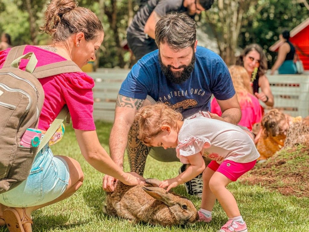Crianças e adultos se conectam com a natureza no Eco Park