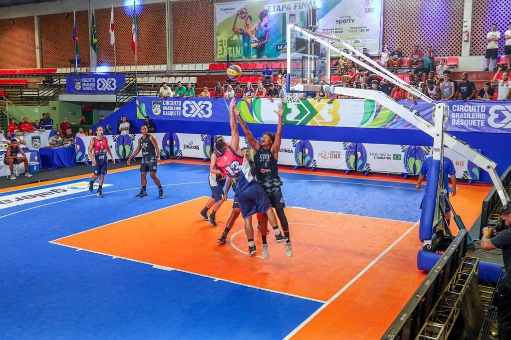 Basquete masculino define primeiros finalistas dos Jogos Escolares