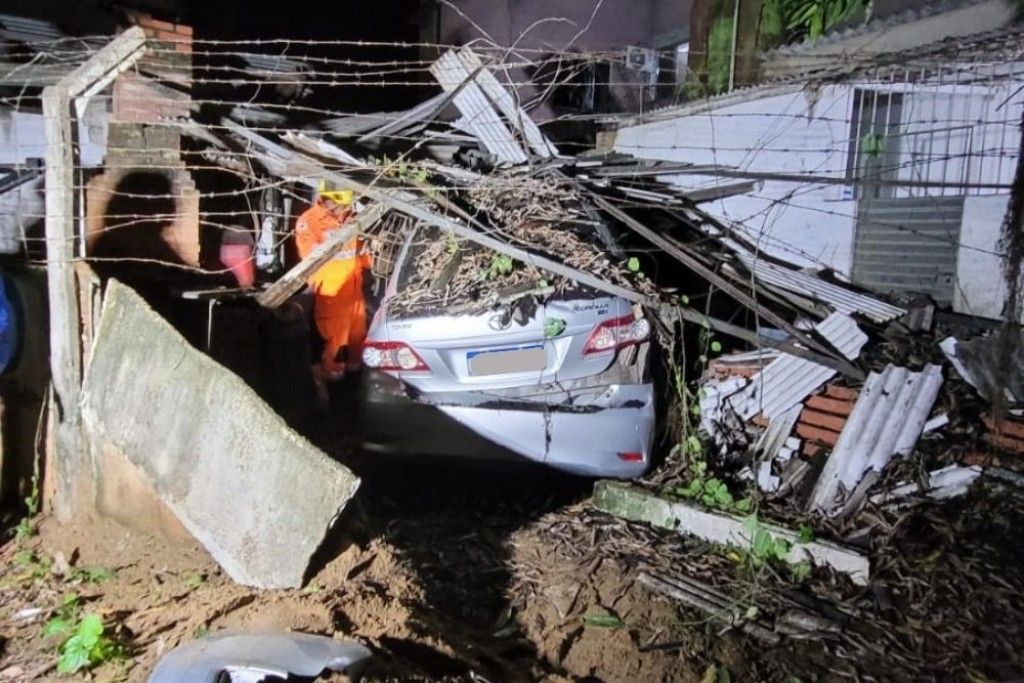 Carro Se Choca Contra Muro De Casa E Deixa Vítima Ferida Em Ipatinga