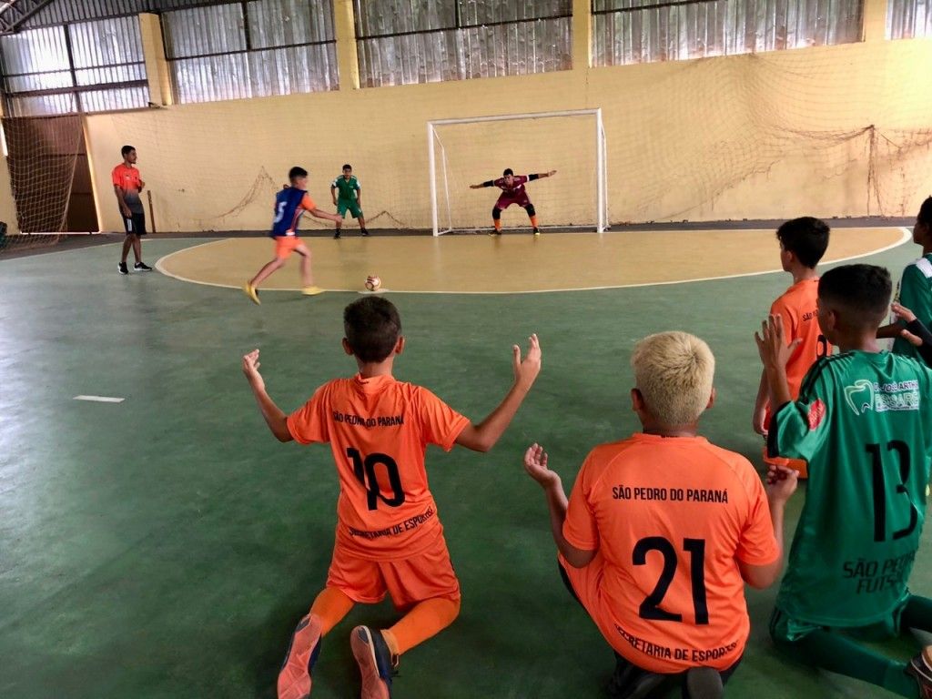 Porto São José faz torneio de futsal com quase 40 crianças