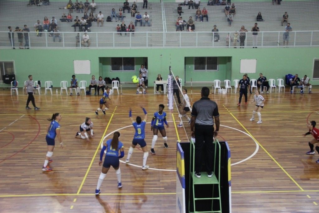 DISPUTA - Louveira joga bem, mas perde para Santos na estreia do Paulista  de vôlei feminino
