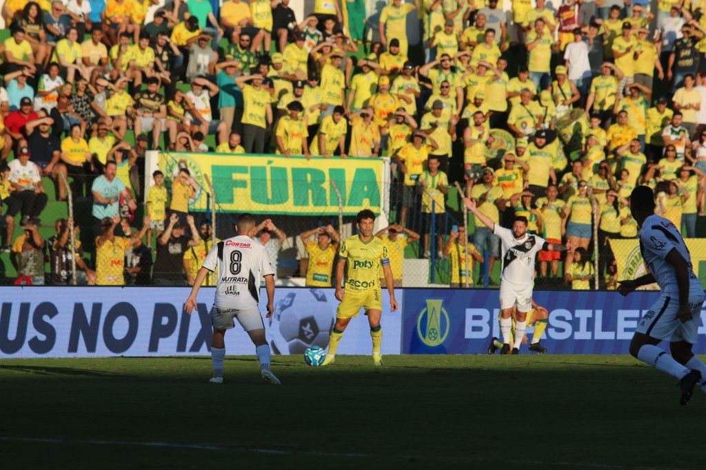 Leão vence na estreia do Brasileiro da Série B