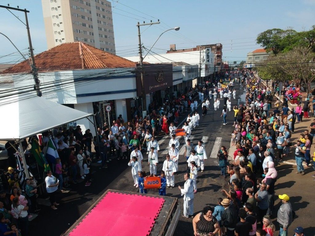 Desfile Cívico Escolar de Vargem Alta celebra a educação e a história local