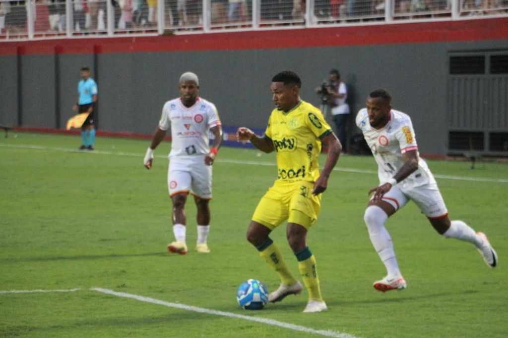 Leão vence na estreia do Brasileiro da Série B