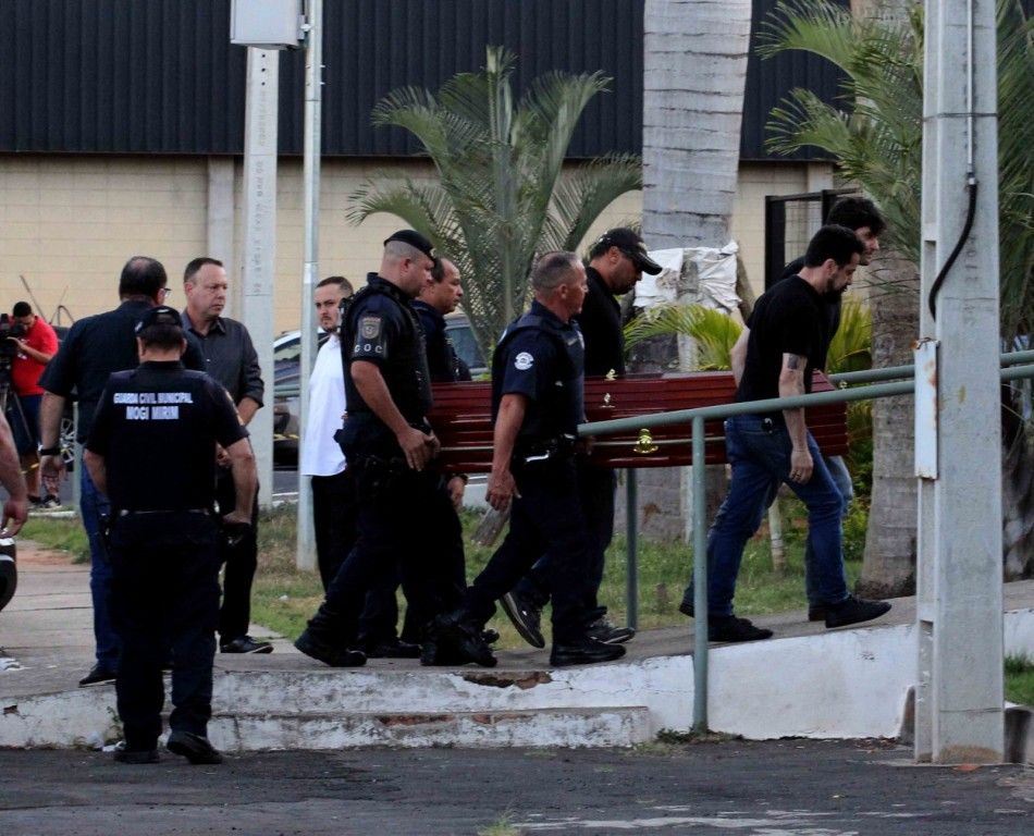 Emoção marca chegada do corpo de Amália Barros à Estação Educação